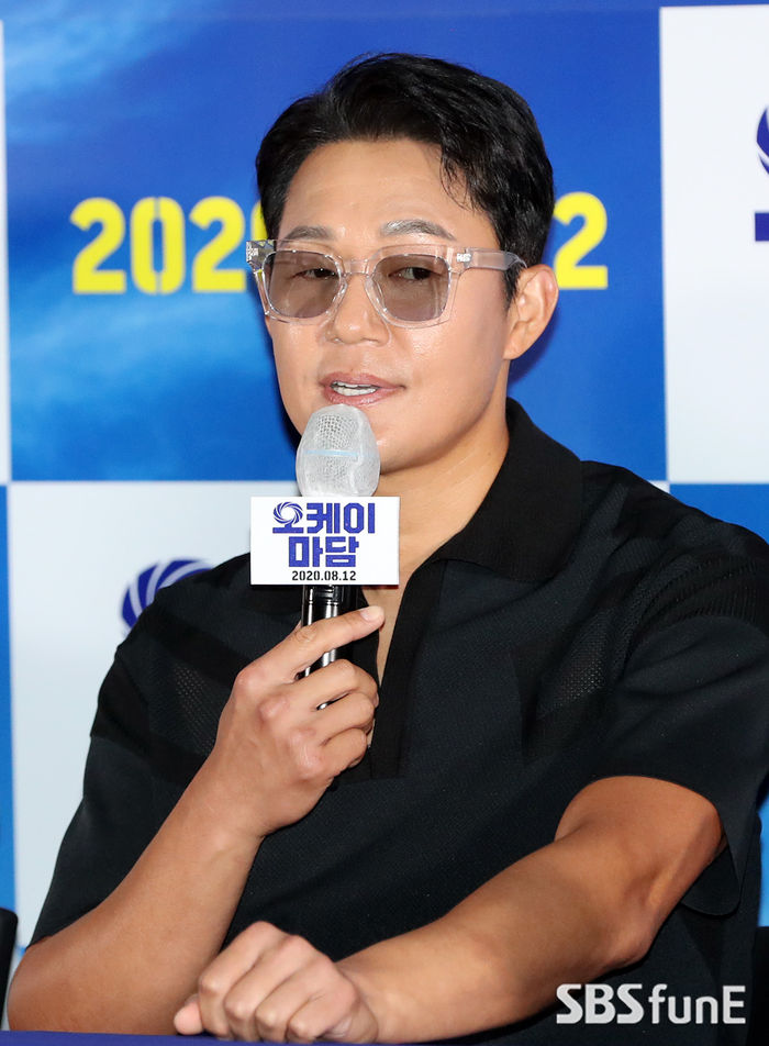 [Throwback] Park Sung-woong Tells Audiences to 'Look Forward to My Comic Acting' at 'Okay! Madam' Press Screening