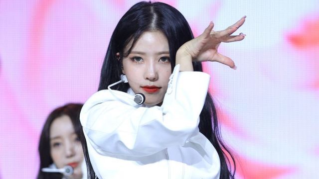 [Throwback] LOVELYZ's Mijoo Captivates With Her Seductive Gaze at 'Obliviate' Showcase