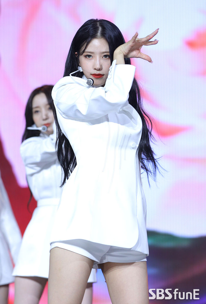[Throwback] LOVELYZ's Mijoo Captivates With Her Seductive Gaze at 'Obliviate' Showcase