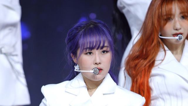 [Throwback] Lovelyz's Lee Su-jeong Radiates Chic Charms on Stage