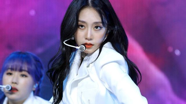 [Throwback] LOVELYZ's Seo Jisoo Delivers a Captivating Performance at 'UNFORGETTABLE' Showcase