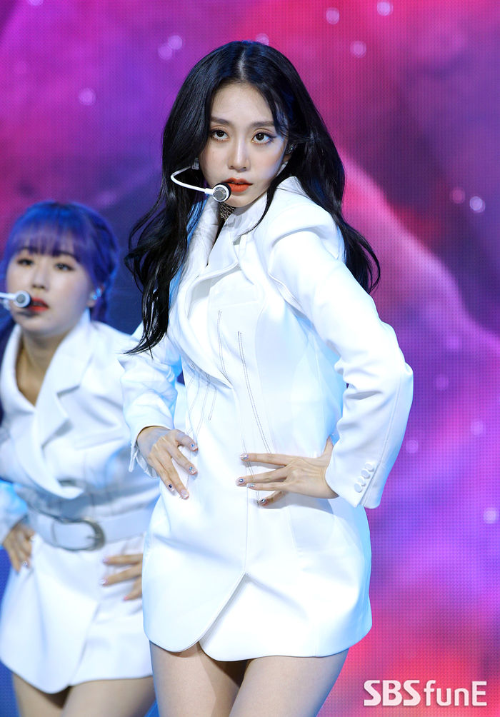 [Throwback] LOVELYZ's Seo Jisoo Delivers a Captivating Performance at 'UNFORGETTABLE' Showcase
