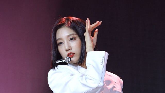 [Throwback] Lovelyz's Yein Delivers Flawless Details Down to Her Fingertips