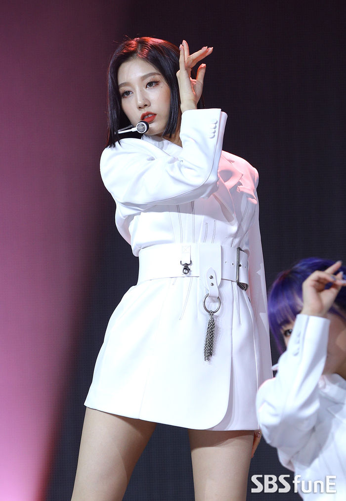 [Throwback] Lovelyz's Yein Delivers Flawless Details Down to Her Fingertips