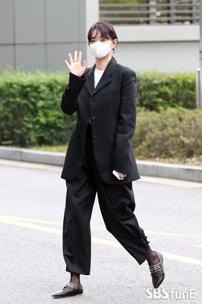 [Throwback] Shin Mina Greets Fans With a Warm Smile Ahead of Radio Appearance