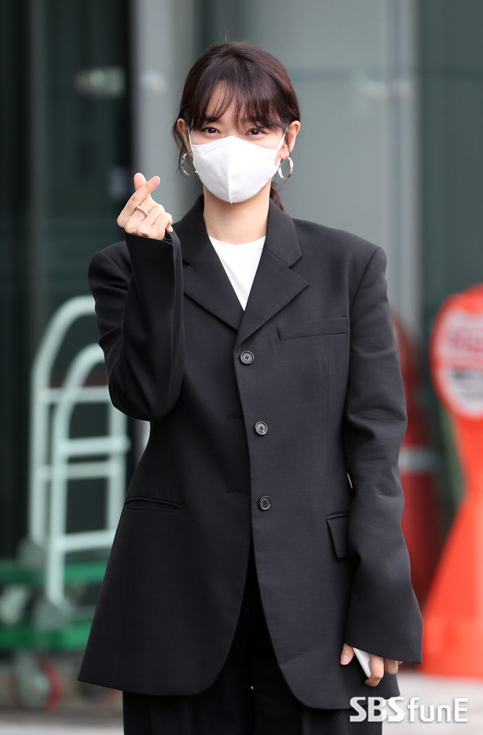[Throwback] Shin Mina Sweetly Captures Hearts on Her Way to Radio Show