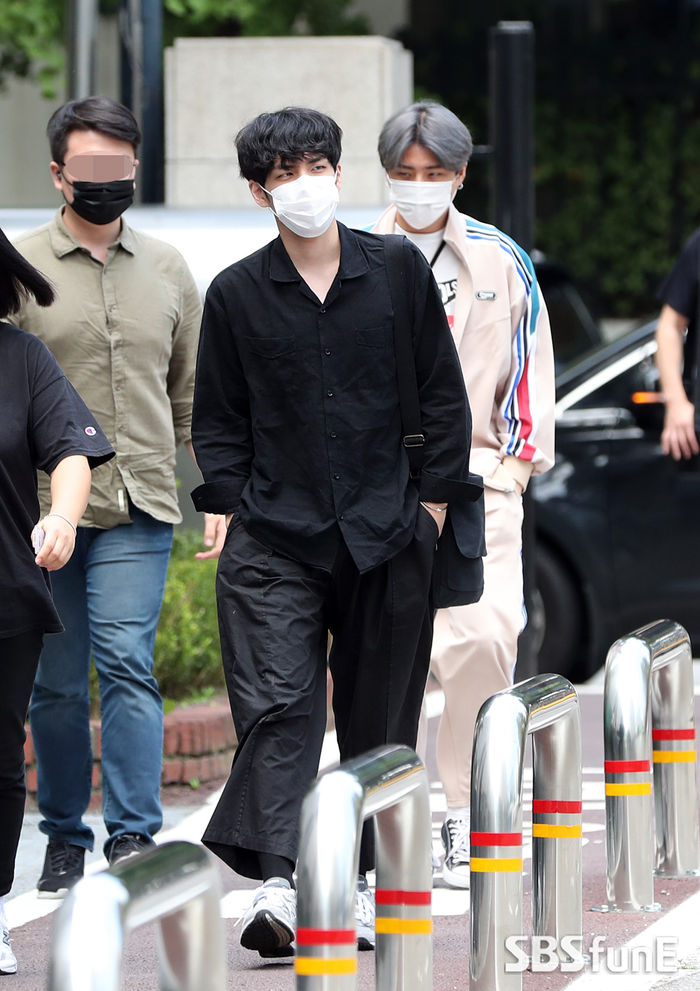 [Throwback] DAY6's WONPIL and Young K Exude Chic Vibes on Their Way to Recording
