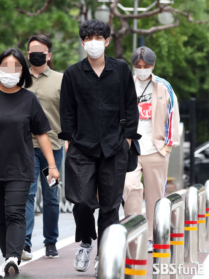 [Throwback] DAY6's WONPIL and Young K Sport Casual Looks on Their Way to Recording