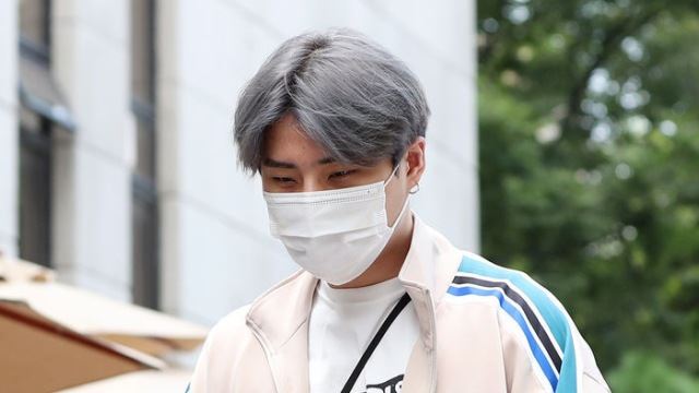 [E포토] 데이식스 영케이, '고개 숙인 채'