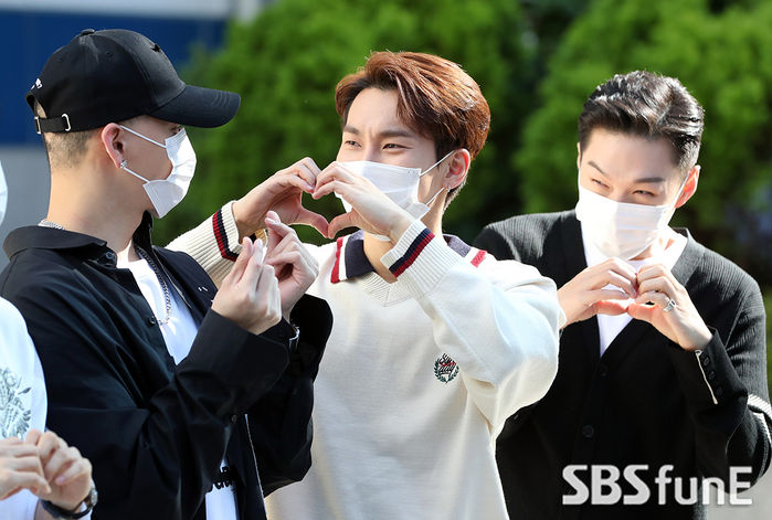 [Throwback] BTOB's Seo Eun-kwang and Lee Chang-sub Shower Peniel with Love Ahead of 'All That CUBE'