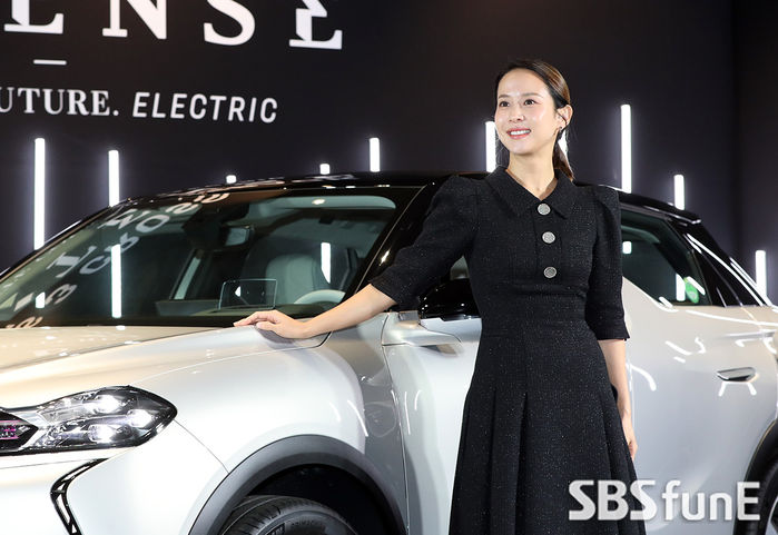 [Throwback] Cho Yeo-jeong Shines with Radiant Beauty at Electric Vehicle Launch Event