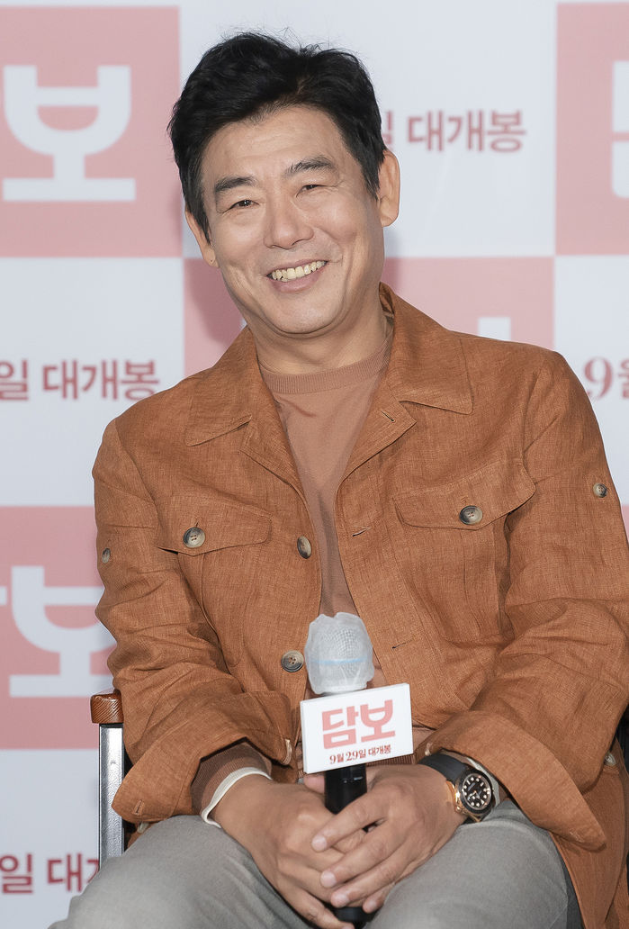 [Throwback] Seong Dong Il Flashes a Warm Fatherly Smile at 'Pawn' Press Conference