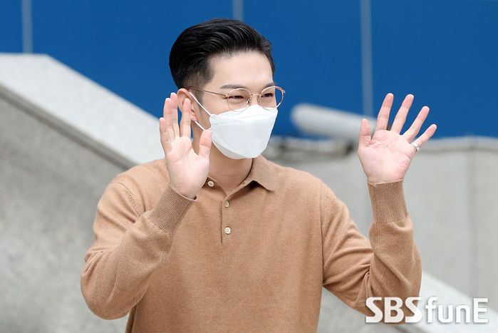 [Throwback] BTOB's Lee Chang-sub Greets Everyone With 'Nice to See You' Ahead of 'All That CUBE' Recording