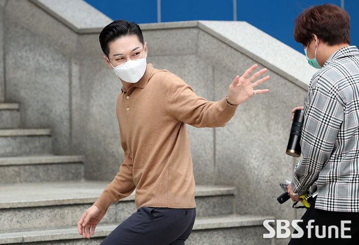 [Throwback] BTOB's Lee Chang-sub Waves on His Way to 'All That CUBE' Recording
