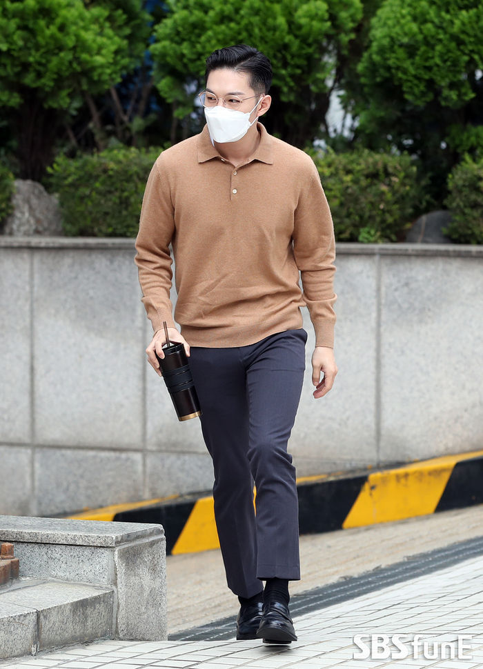 [Throwback] BTOB's Lee Chang-sub Steps Out With a Light Stride