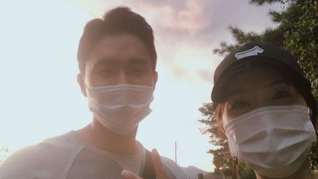 "보디가드 해준다고 따라와"&hellip;'최수종♥' 하희라, 훈남 아들과 산책