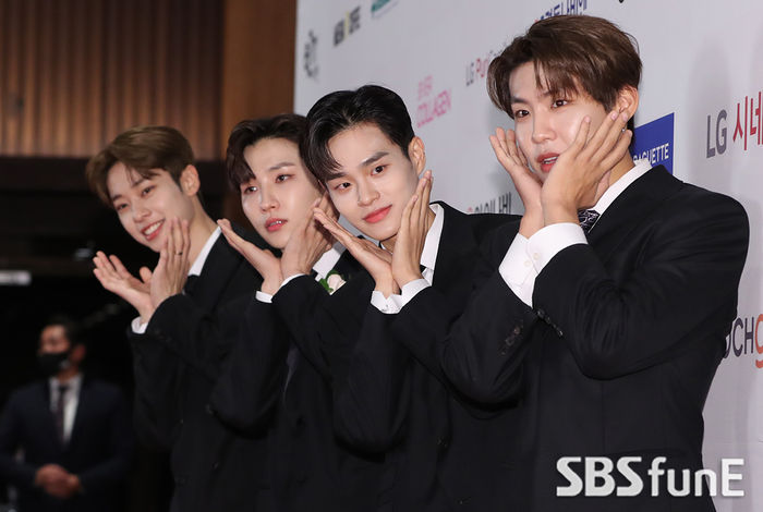 [Throwback] AB6IX Strikes a Cute Pose at the '2020 Brand of the Year Awards'