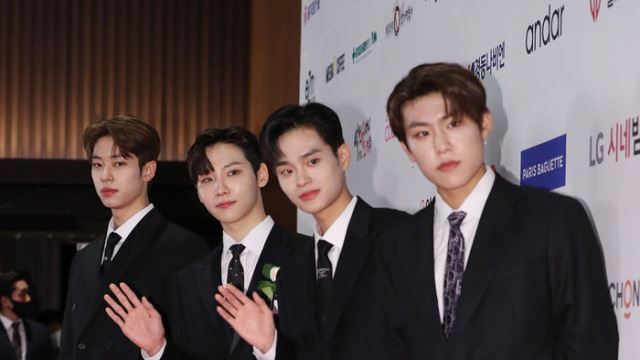 [Throwback] AB6IX Strikes a Pose as 'Handsome Men'