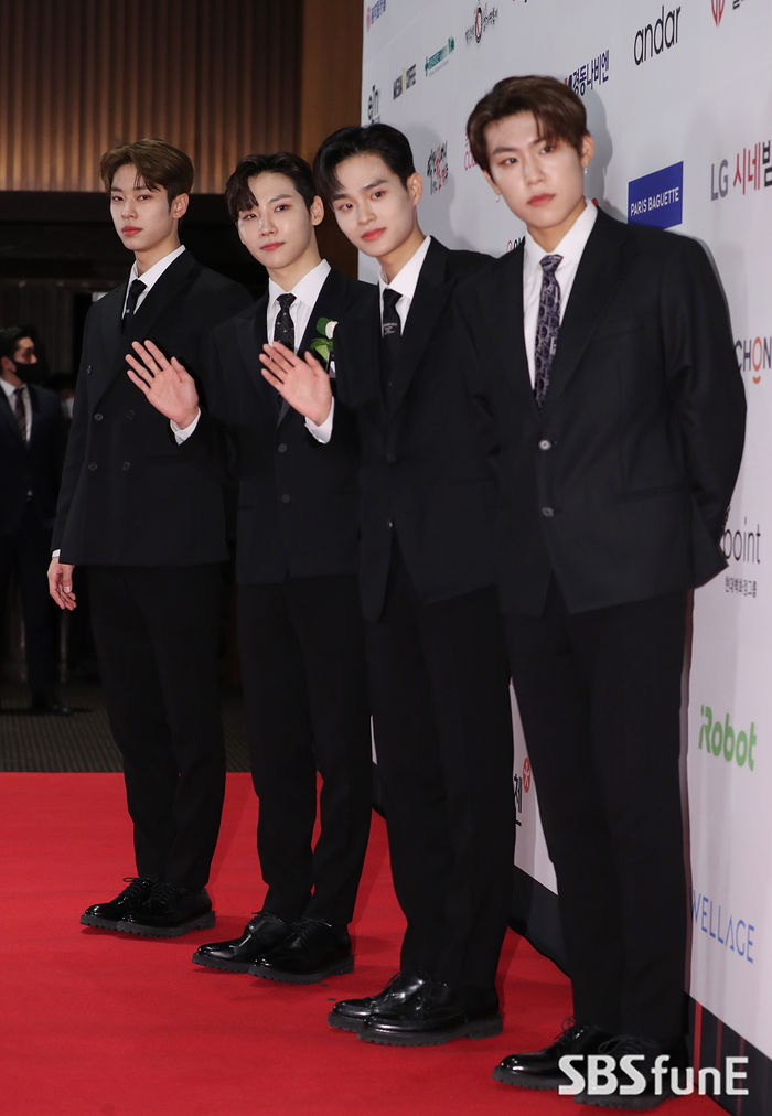 [Throwback] AB6IX Strikes a Pose as 'Handsome Men'