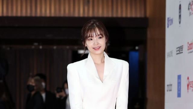 [Throwback] Jeon Mi-do Ditching Her Doctor's Gown for a Stunning Dress at '2020 Brand of the Year Awards'