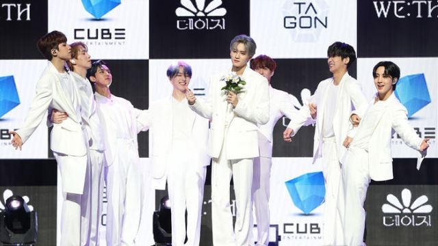 [Throwback] PENTAGON Enjoys a Fun Photo Time