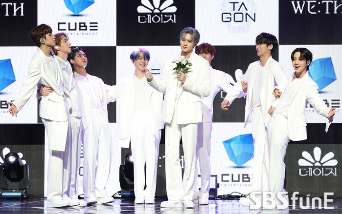 [Throwback] PENTAGON Enjoys a Fun Photo Time
