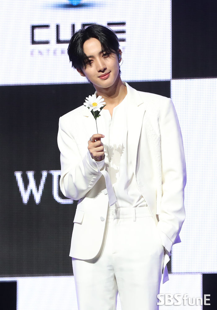 [Throwback] PENTAGON's HUI Shows a Gentle Smile