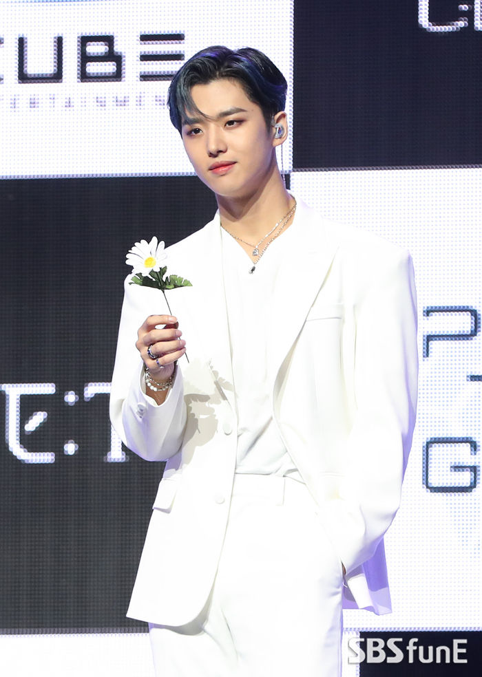 [Throwback] PENTAGON's HONGSEOK, 'A Flower Holding a Flower'