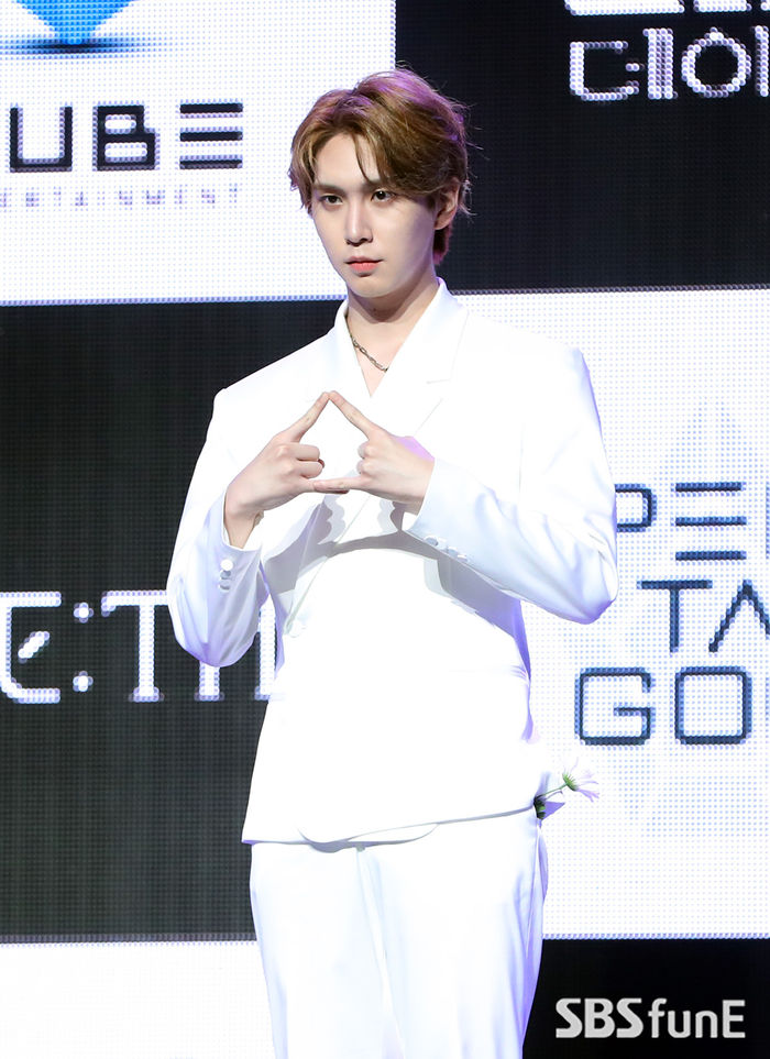 [Throwback] PENTAGON's SHINWON Flaunts Intense Gaze in Photo Call