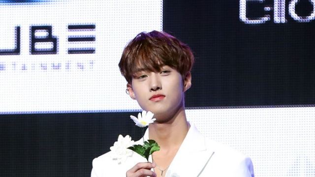 [Throwback] PENTAGON's YEOONE holds a 'Man Holding Flowers' vibe