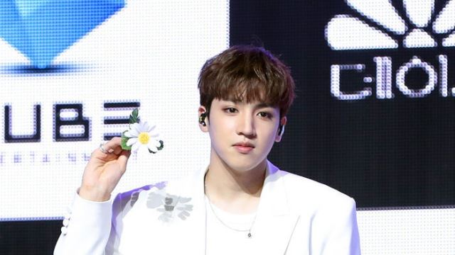[Throwback] PENTAGON's WOOSEOK Poses with 'Flowers on Both Sides'
