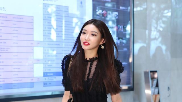 [Throwback] CHUNG HA Turns Department Store Lobby into Her Personal Runway