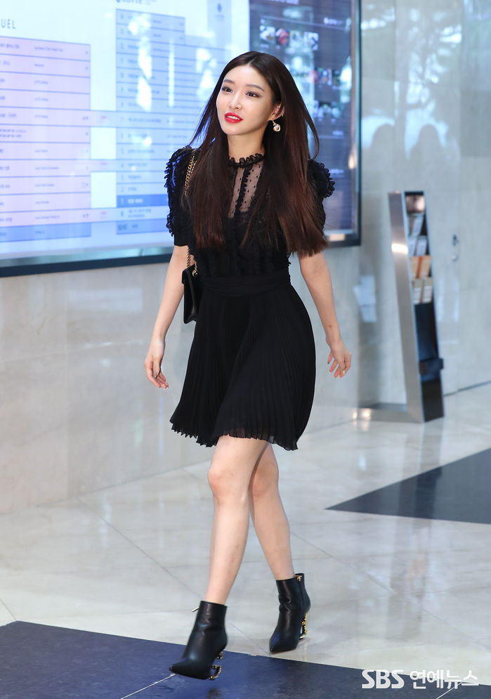 [Throwback] CHUNG HA Turns Department Store Lobby into Her Personal Runway