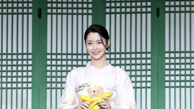 [Throwback] Kwon Na-ra Dazzles in Traditional Hanbok