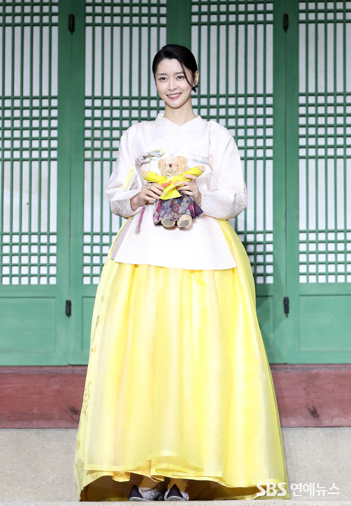 [Throwback] Kwon Na-ra Dazzles in Traditional Hanbok