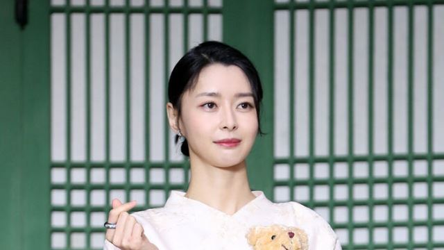 [Throwback] Kwon Na-ra Shows Off Her Lovely Heart Pose