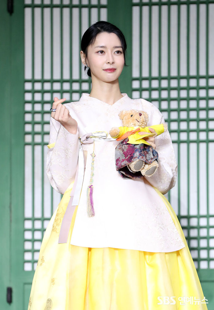 [Throwback] Kwon Na-ra Shows Off Her Lovely Heart Pose