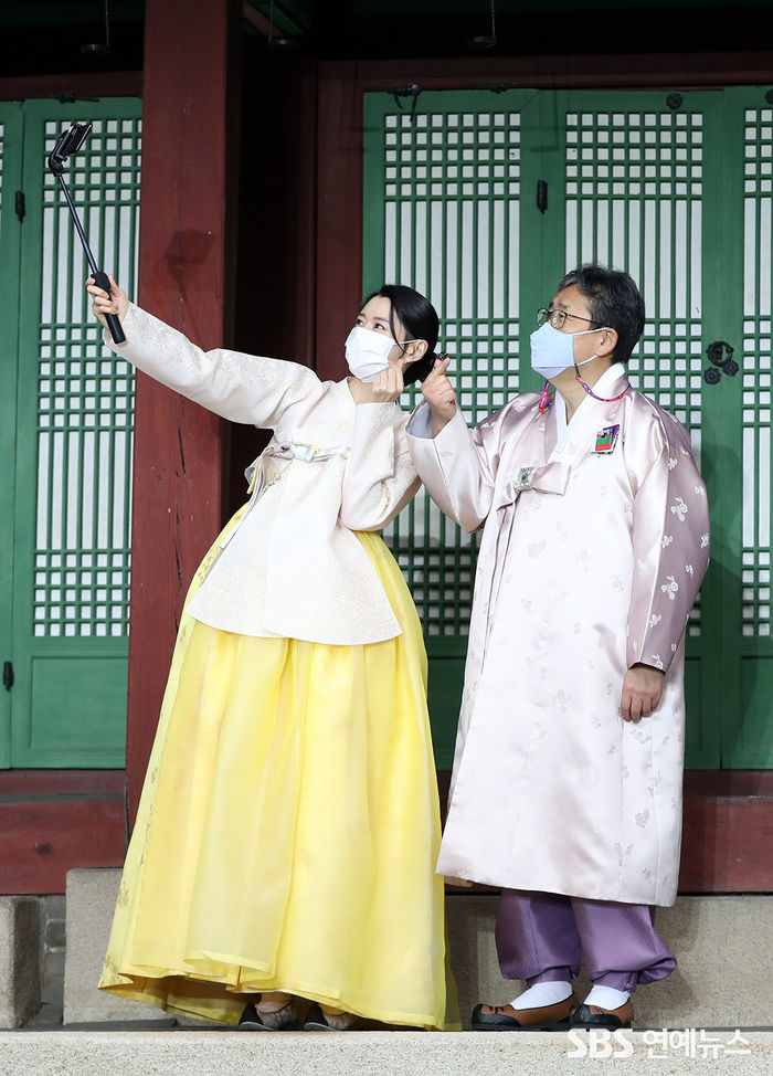 [Throwback] Kwon Na-ra poses in traditional hanbok for photo op