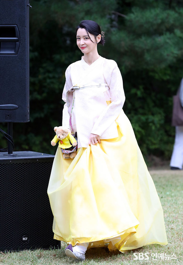 [Throwback] Kwon Na-ra Shows Off Stunning Hanbok Look