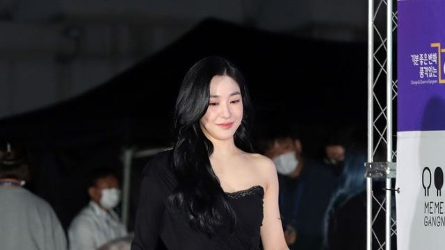 [Throwback] Tiffany Young Flaunts Her Stunning Figure at 'Gangnam Festival' Photo Wall
