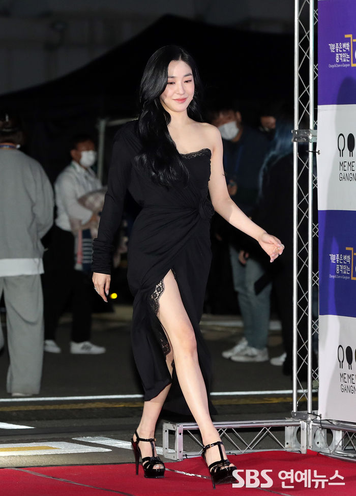 [Throwback] Tiffany Young Flaunts Her Stunning Figure at 'Gangnam Festival' Photo Wall