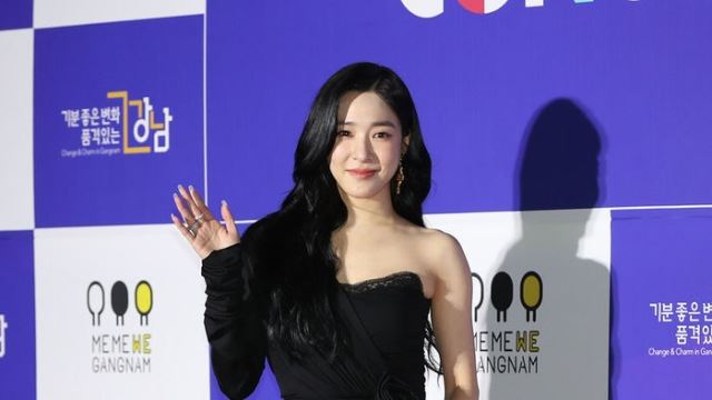 [Throwback] Tiffany Young Shines as a Black Goddess