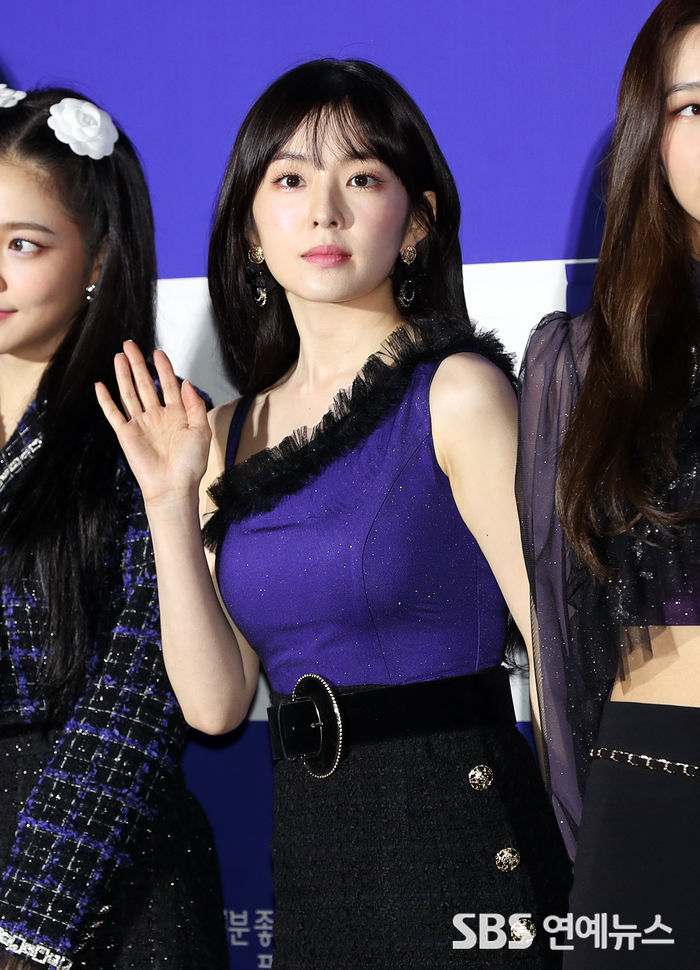[Throwback] Red Velvet's IRENE Flashes 'Captivating Gaze' in Photo Time
