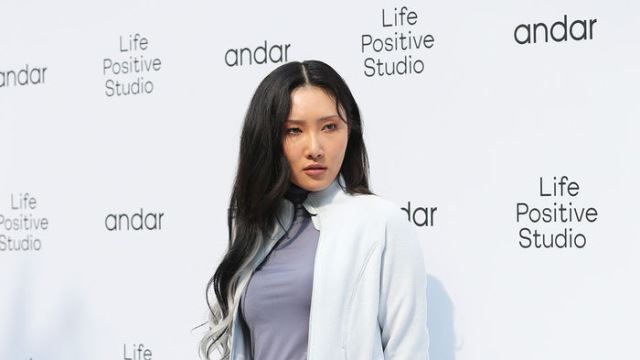 [Throwback] MAMAMOO's HWASA Shows Off Her Stunning Silhouette