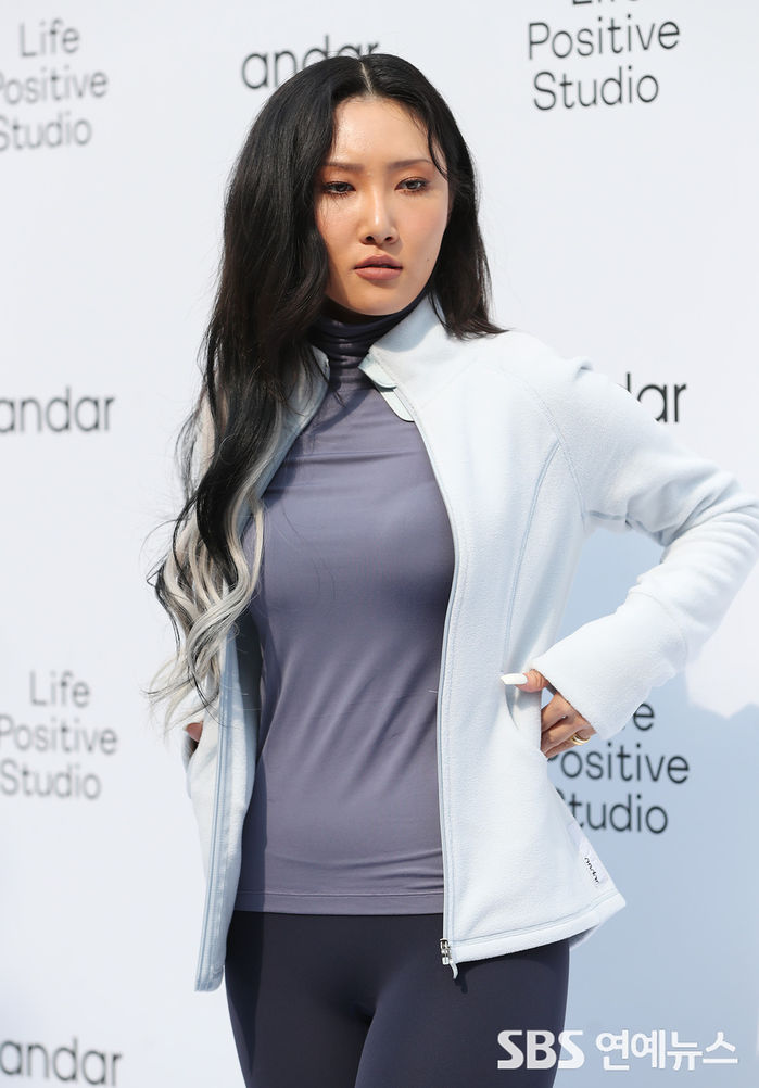 [Throwback] MAMAMOO's HWASA Flaunts Charismatic Gaze