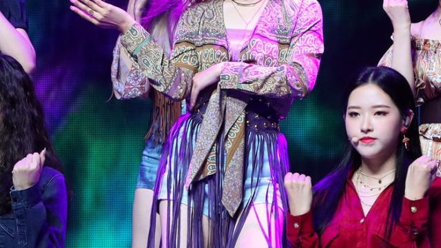 [Throwback] LOONA's Choerry Flaunts Center Visuals at Showcase for '12:00'
