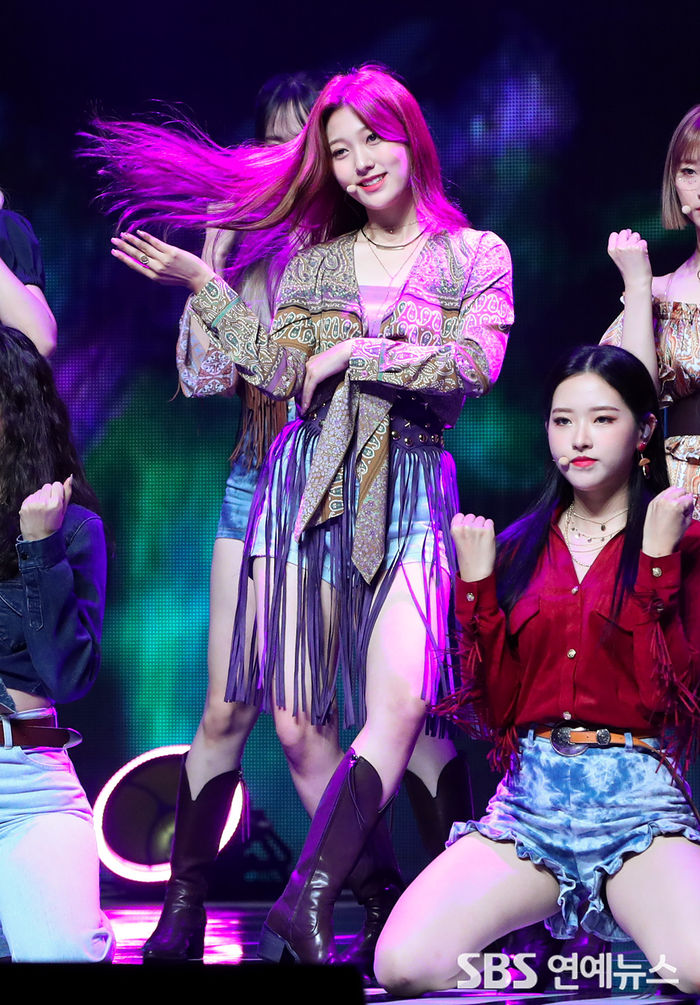[Throwback] LOONA's Choerry Flaunts Center Visuals at Showcase for '12:00'