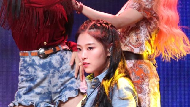 [Throwback] LOONA's HYUNJIN Shows Off Chic Charm at '12:00' Showcase