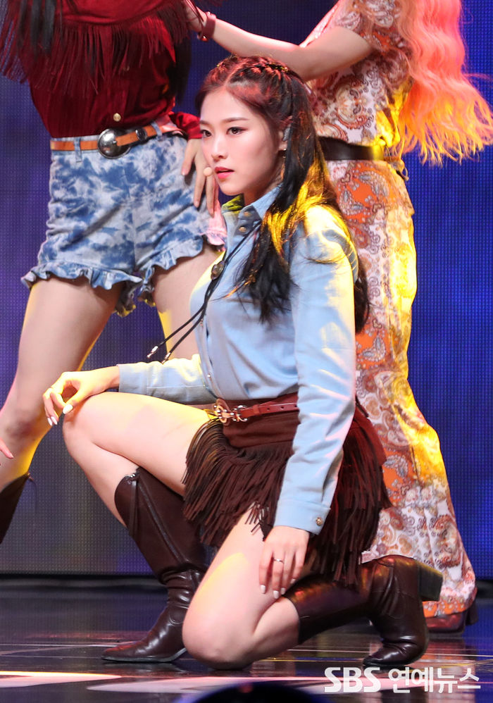 [Throwback] LOONA's HYUNJIN Shows Off Chic Charm at '12:00' Showcase