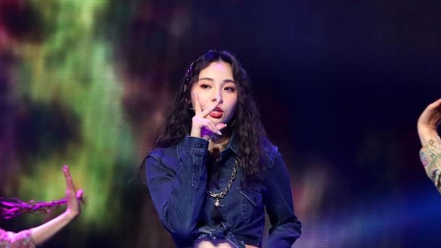 [Throwback] LOONA's JinSoul Strikes a Chic Pose at '12:00' Showcase